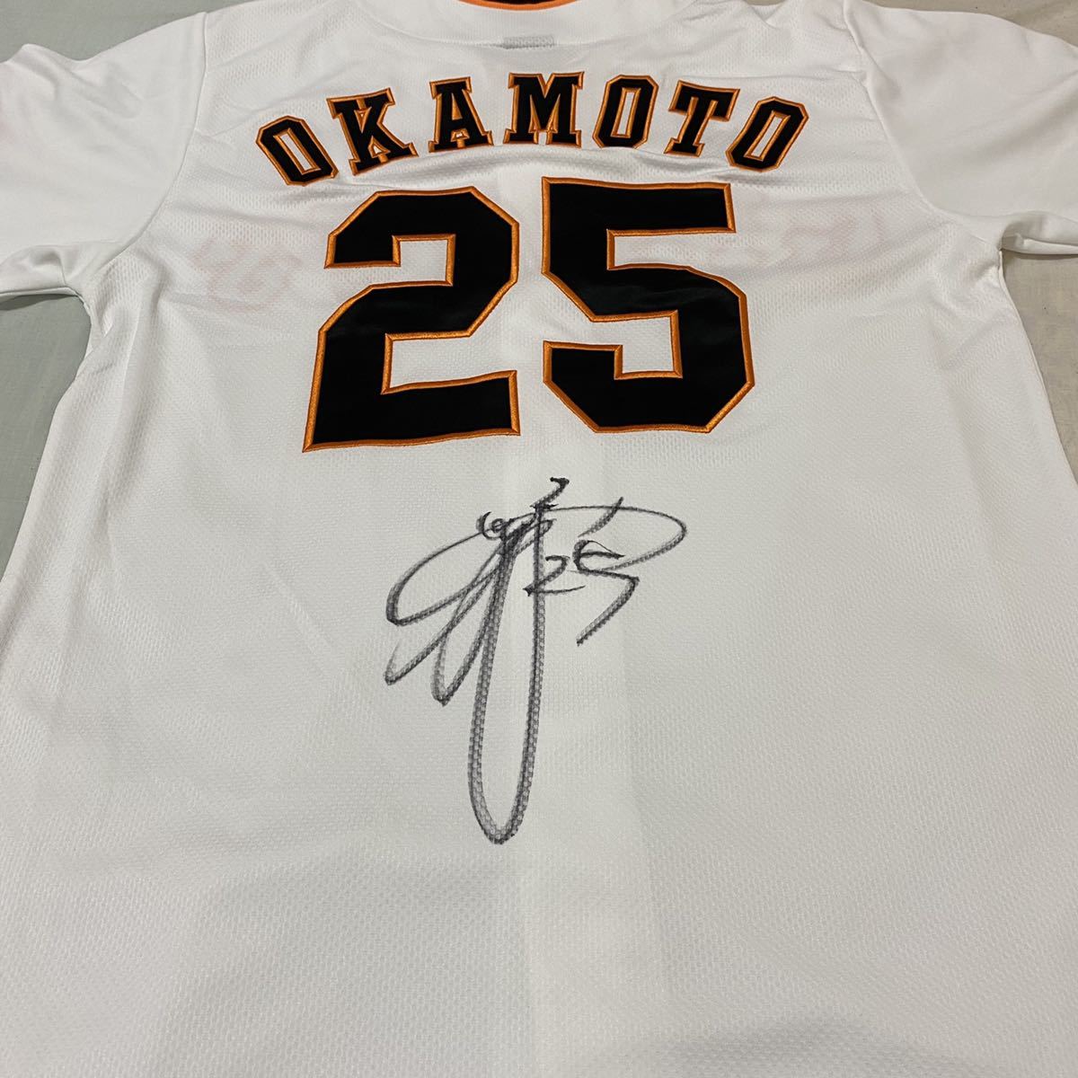 ジャイアンツ岡本和真選手直筆サイン入りユニフォーム 読売