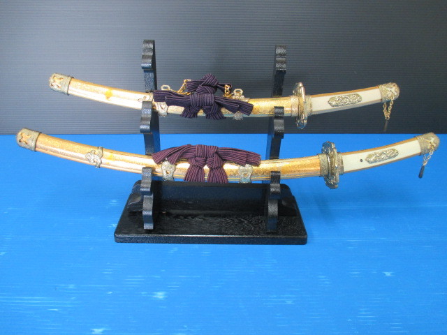 美品】☆アカセ☆高級 御大小太刀飾 伯峰作 木製刀掛け付属 模造刀