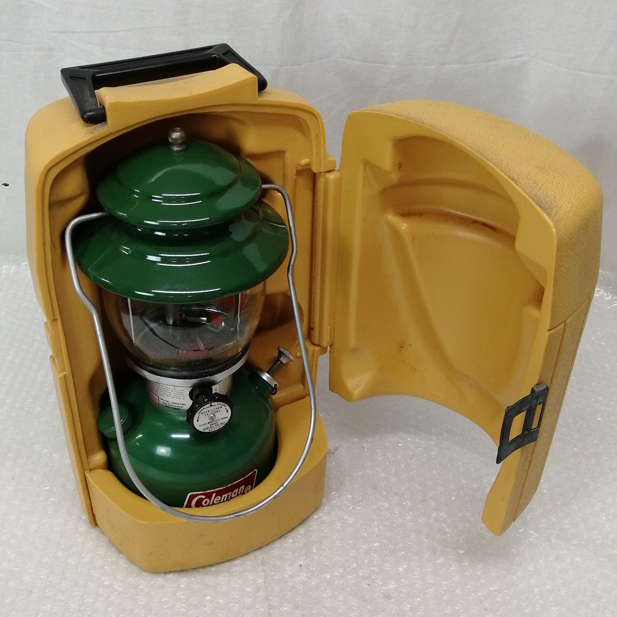  797J/Coleman コールマン ランタン 200A700 ケース付 ビンテージ 83年5月製(ホワイトガソリンランタン)｜売買されたオークション情報、yahooの商品情報をアーカイブ公開 - オークファン ホワイトガソリンランタン