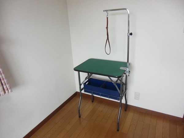  トリミングテーブル グルーミングテーブル 小型犬用 ワンタッチ折りたたみ式 収納カゴ付き 2003年製(トリミング用品一般)｜売買されたオークション情報、yahooの商品情報をアーカイブ公開 - トリミング用品一般