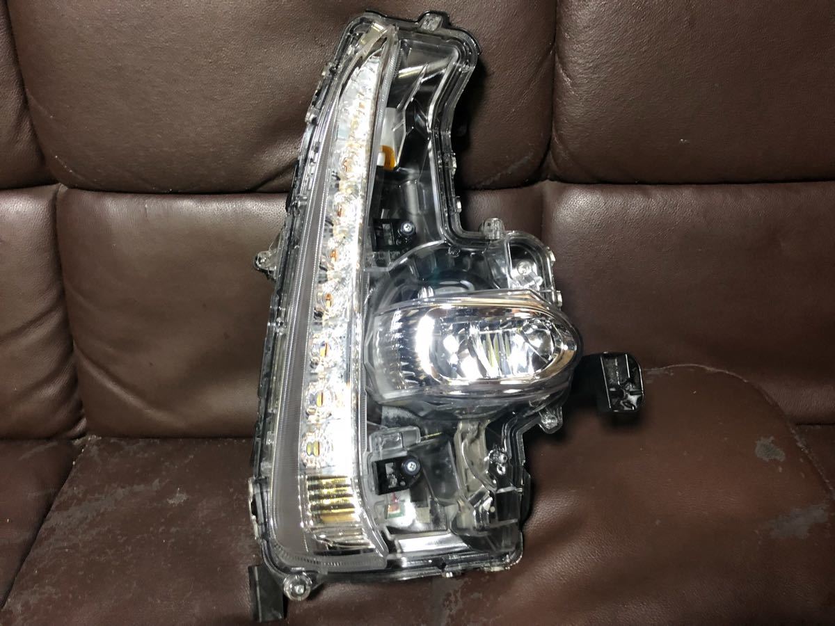 プリウス PHV ZVW52 純正 LED 右 フロントターンシグナルランプ 美品 プリウス PHV ZVW52 LED フォグランプ ターンシグナルランプ 右