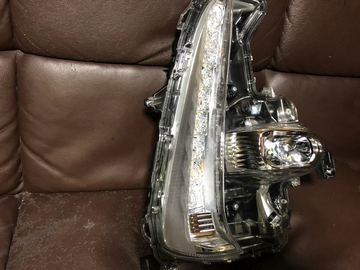 美品 プリウス PHV ZVW52 LED フォグランプ ターンシグナルランプ 右