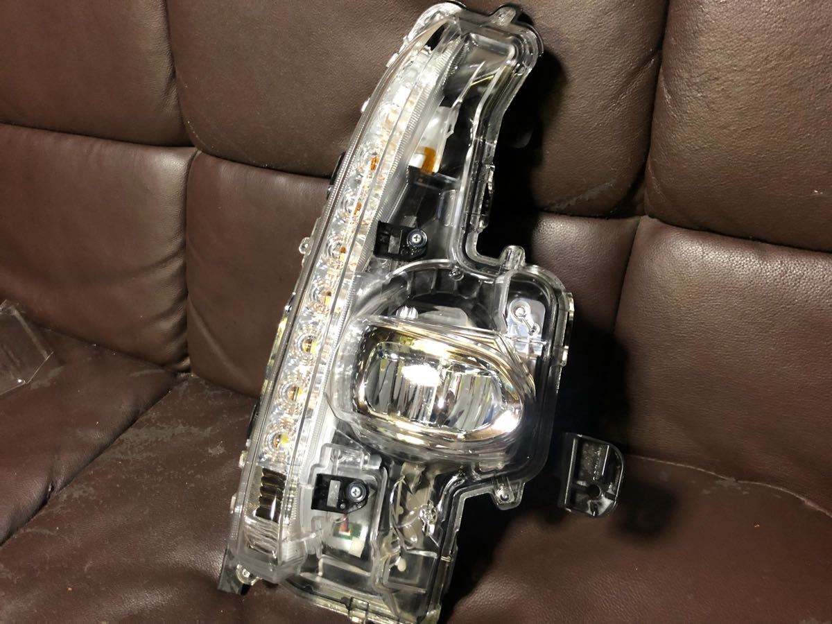 美品 プリウス PHV ZVW52 LED フォグランプ ターンシグナルランプ 右