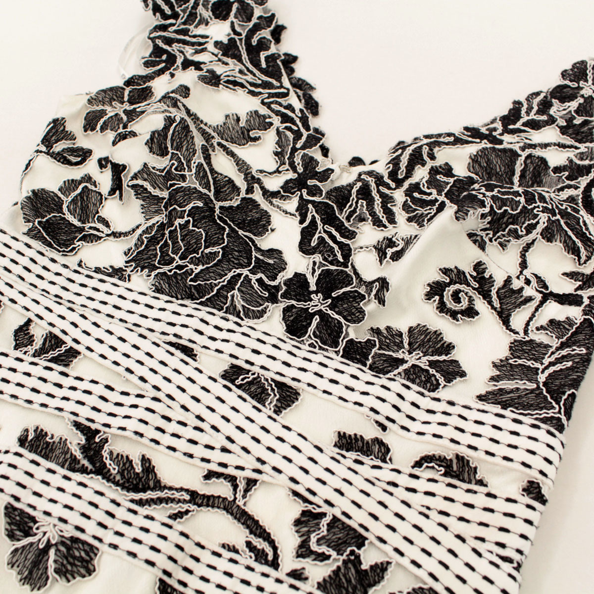 美品 TADASHI SHOJI ノースリーブ 刺繍 リボン 花柄ワンピース 4 ワンピース ノースリーブ SHOJI 花柄 未使用級TADASHI TADASHI 0 黒 白