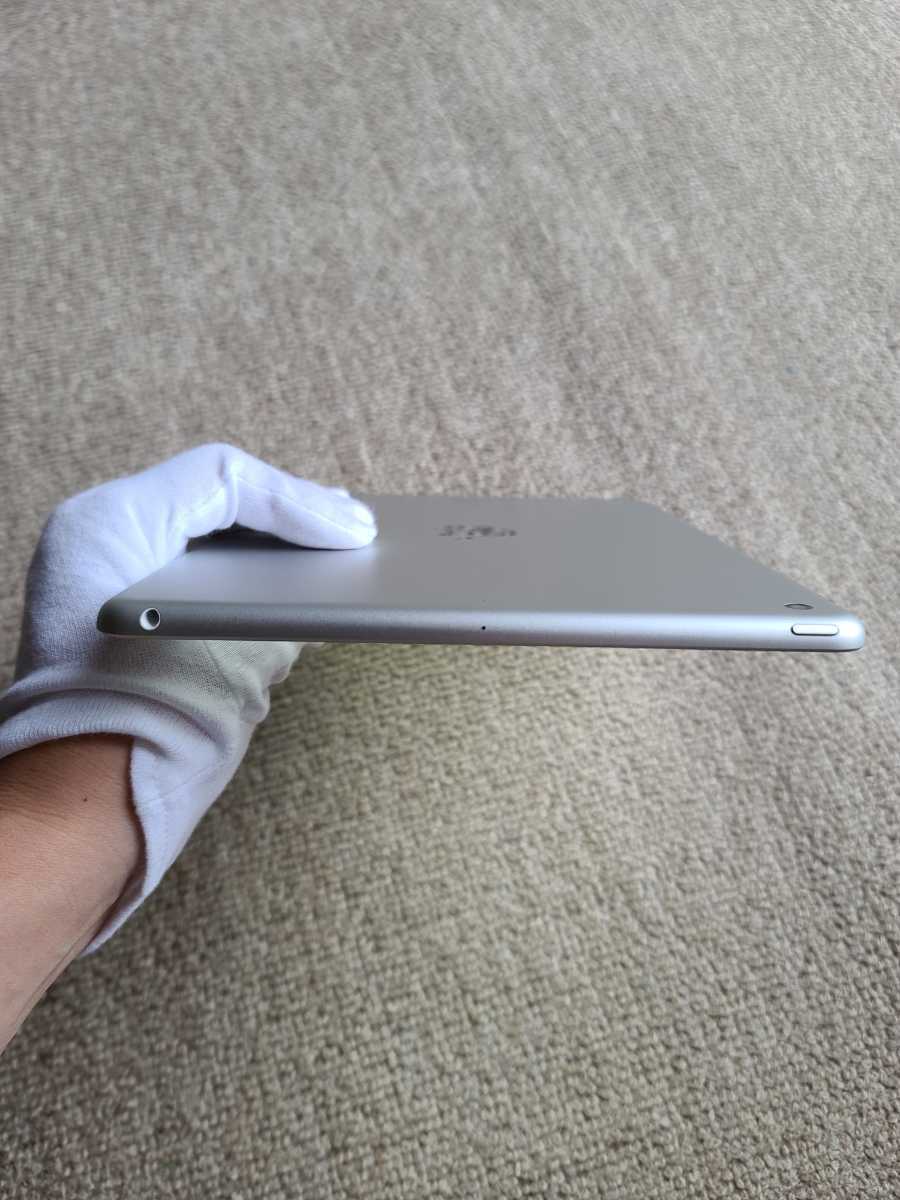 極美品 iPad 第5世代 2017 Wi-Fiモデル 32GB シルバー おまけ付き