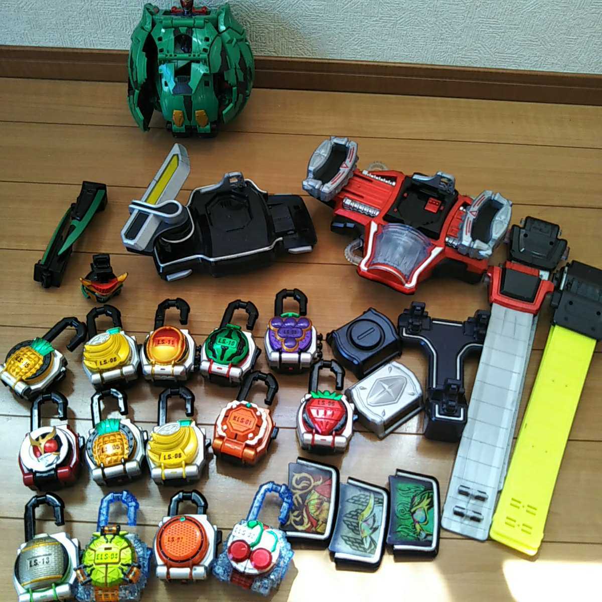 仮面ライダー鎧武 変身ベルト 変形ロボット　 変身ベルト 仮面ライダー鎧武 仮面ライダー 大量 ロックシード Driver