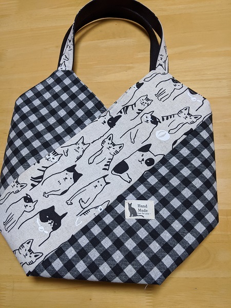 手作り お手玉トートバッグ ハンドメイド 生成り地に手書き風の可愛いねこちゃんがいっぱい 女性用 売買されたオークション情報 Yahooの商品情報をアーカイブ公開 オークファン Aucfan Com