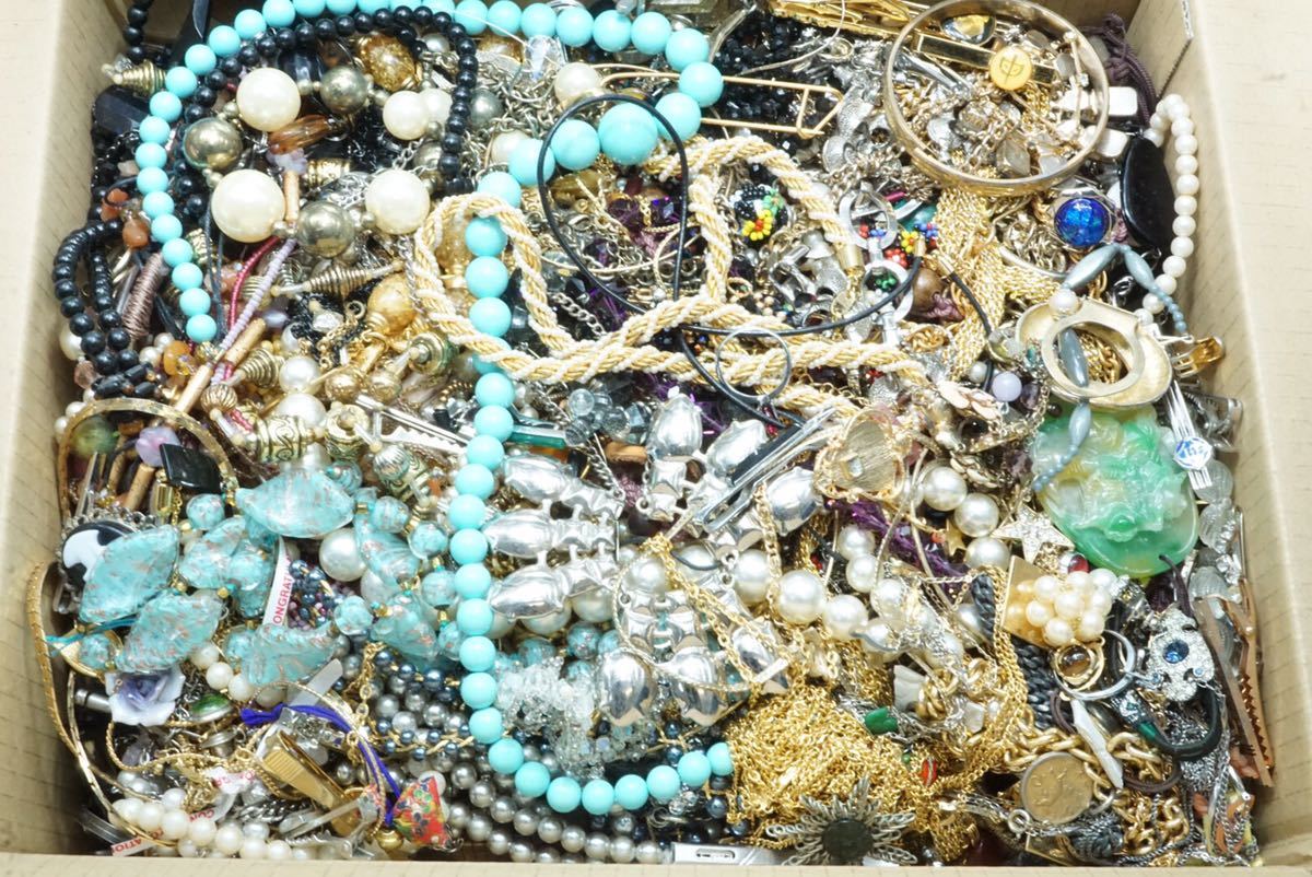 アクセサリー 大量まとめ 約1.5kg ネックレス ブローチ　指輪等 直輸入正規品 (Z5) 大量 12kg アクセサリー ジャンク ネックレス