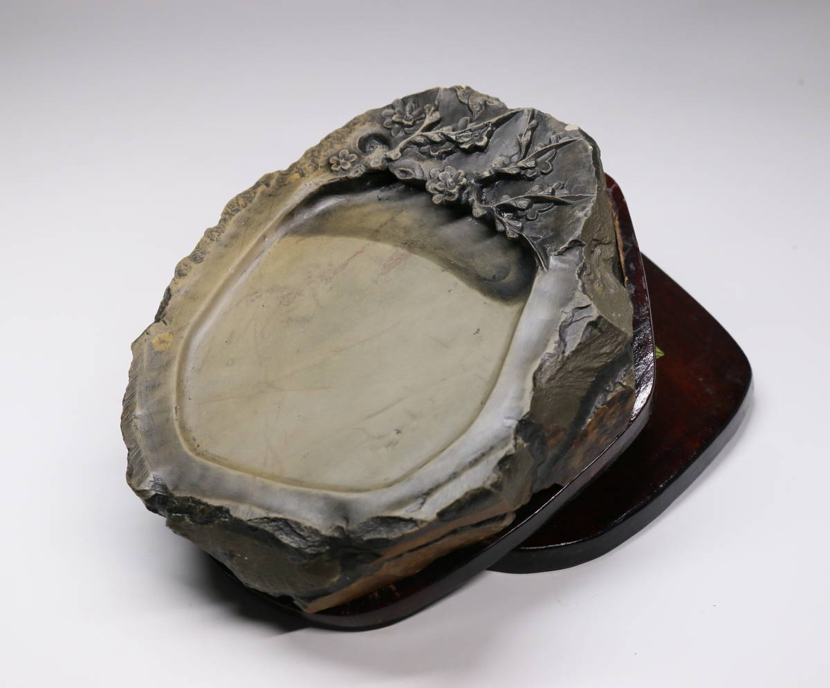 硯 端渓硯 梅彫刻石眼天然硯 本体22-18-4.5cm 2.95kg 石眼 端渓硯 墨 書道具 書道 中国美術 木箱 歙硯 文房四宝 書道 ...