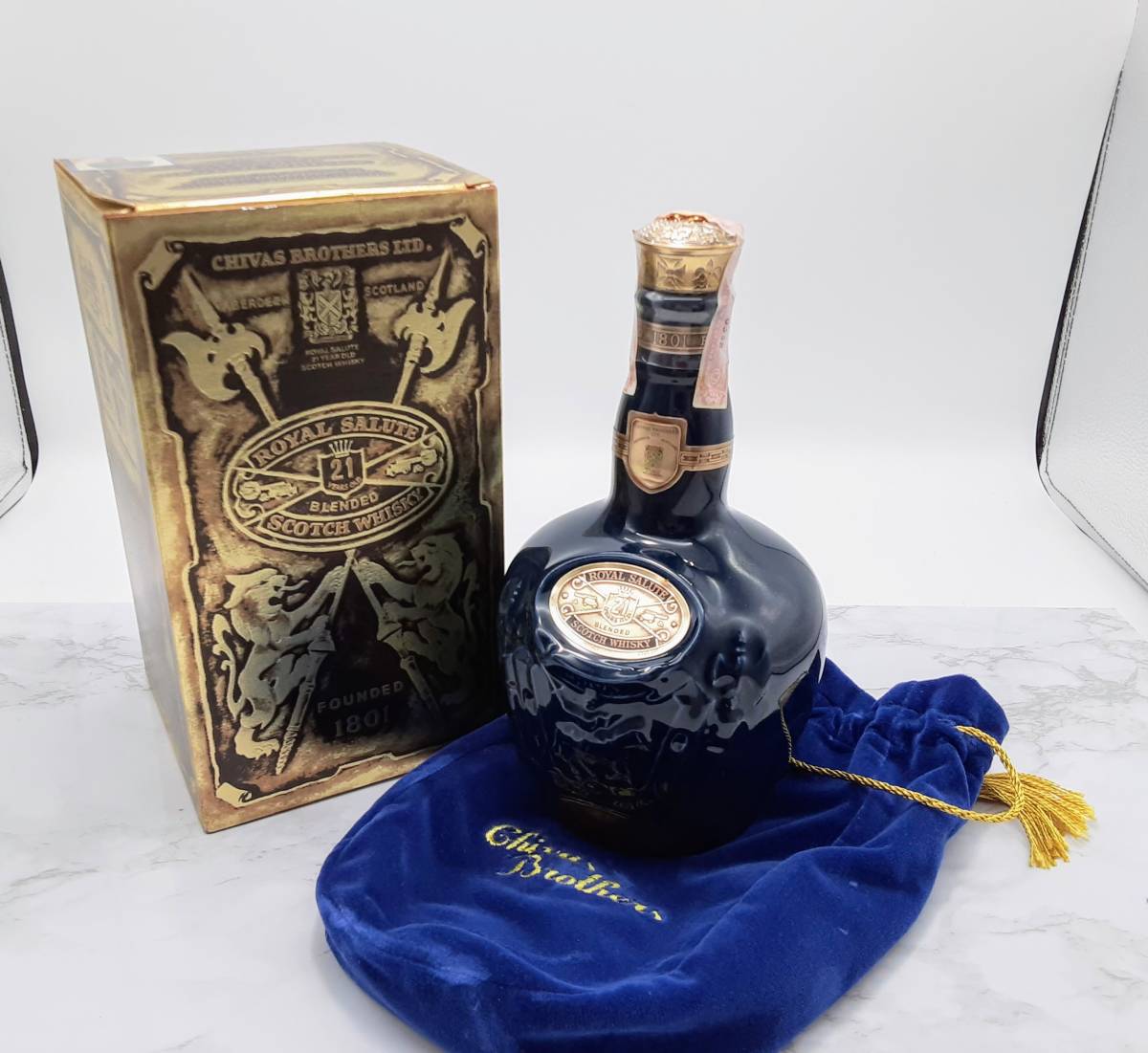 ロイヤルサルート 21年 サファイアフラゴン 陶器ボトル 未開封 箱付 1000円~☆古酒 未開栓 ロイヤルサルート 21年 ROYAL SALUTE 巾着 箱