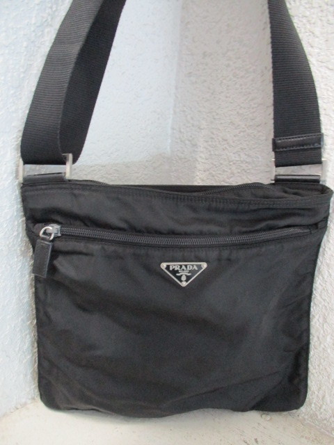 限定SALE，本物保証 2000年代初頭 PRADA プラダ Archive 三角プレート付き ナイロン ミニショルダーバッグ サコッシュ ポシェット 黒 ブラック(ショルダーバッグ)｜売買されたオークション情報、yahooの商品情報をア かばん、バッグ