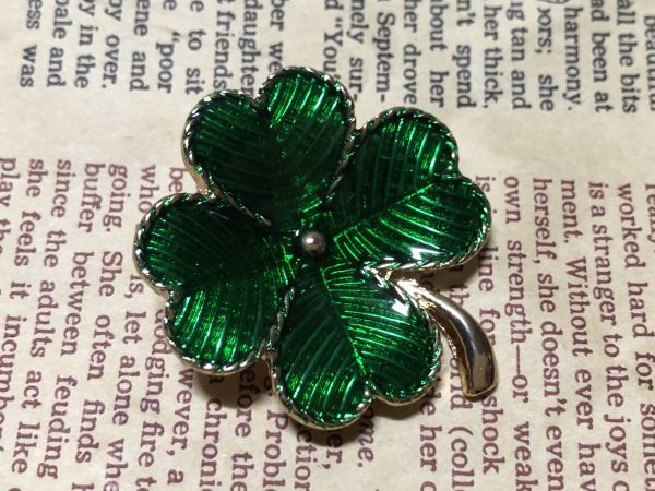 訳あり290円 シリーズ かわいい四つ葉のクローバーのエナメルブローチ グリーン 緑 帽子 バッグ ワンピースの飾り スカーフ留め ブローチ 売買されたオークション情報 ヤフオク の商品情報をアーカイブ公開 オークファン Aucfan Com