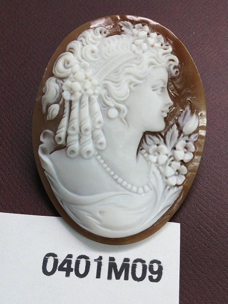 0401M09　カメオ　彫刻品　作者サイン付　サイズ約50ｍｍ×38ｍｍ　約10.3ｇ