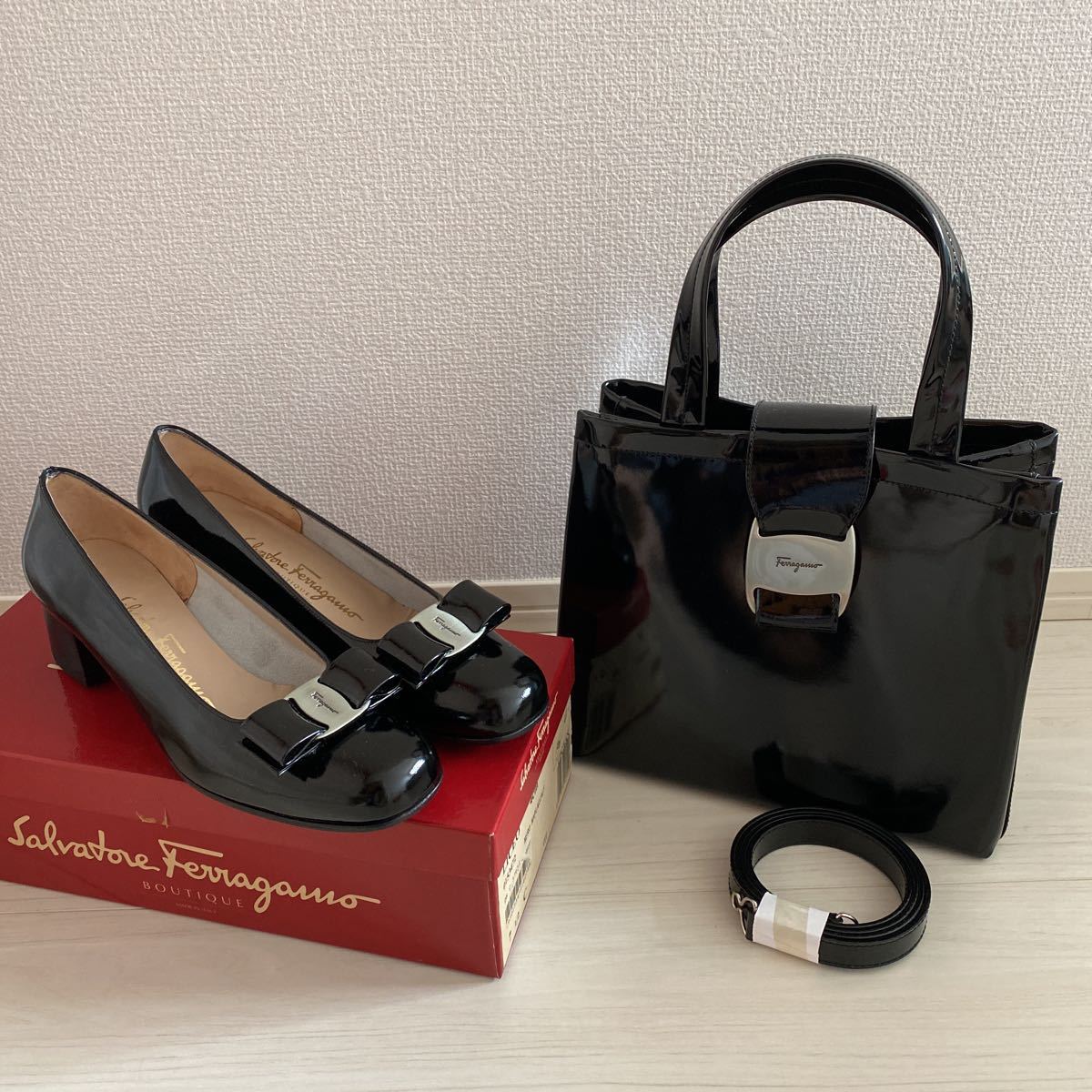 Ferragamo サルヴァトーレフェラガモ ヴァラ リボン パンプスとバッグ 