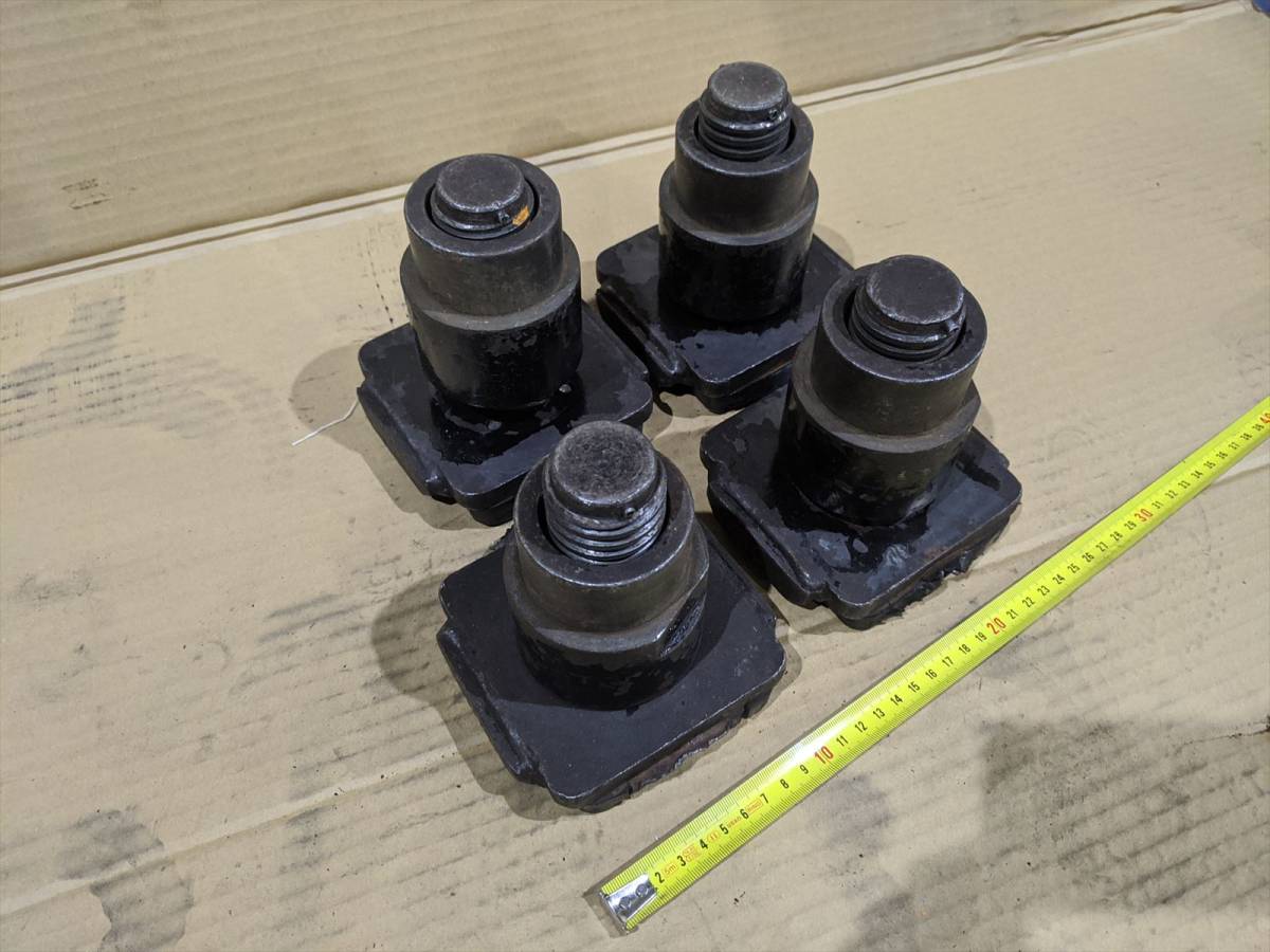 ■BA4279 中古 リフトアタッチメント 受台ゴム 単体サイズ約W11×D9×H14.5～最高位約18cm/重量約4.1kg/ボルト径約40mm 4点セット
