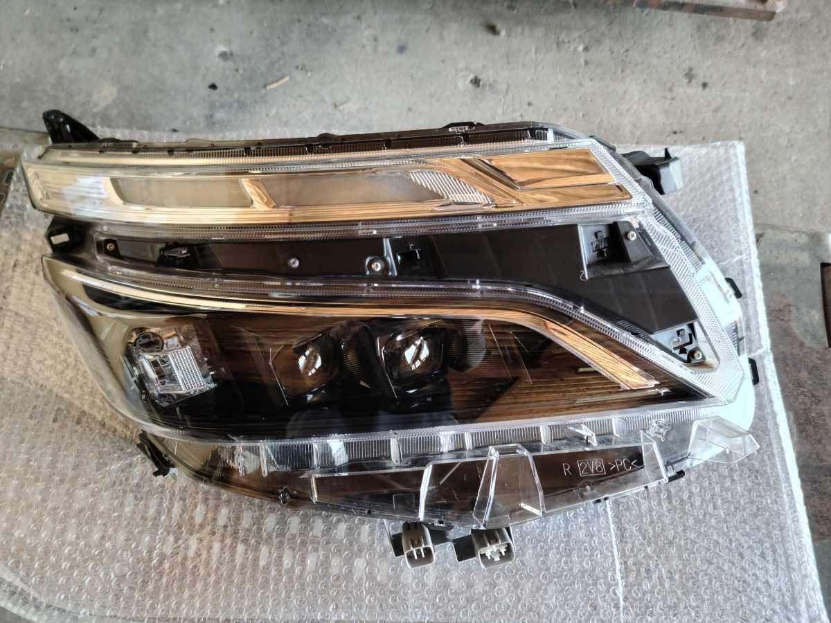 80 前期 ヴォクシー VOXY 右LEDヘッドライト 81110-28D21 車・バイク