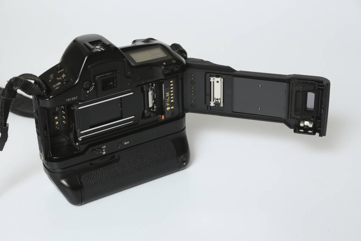 キャノンEOS-1n パワーブースター　本革プロストラップ付き　完動品 　（360°画像閲覧可）_4