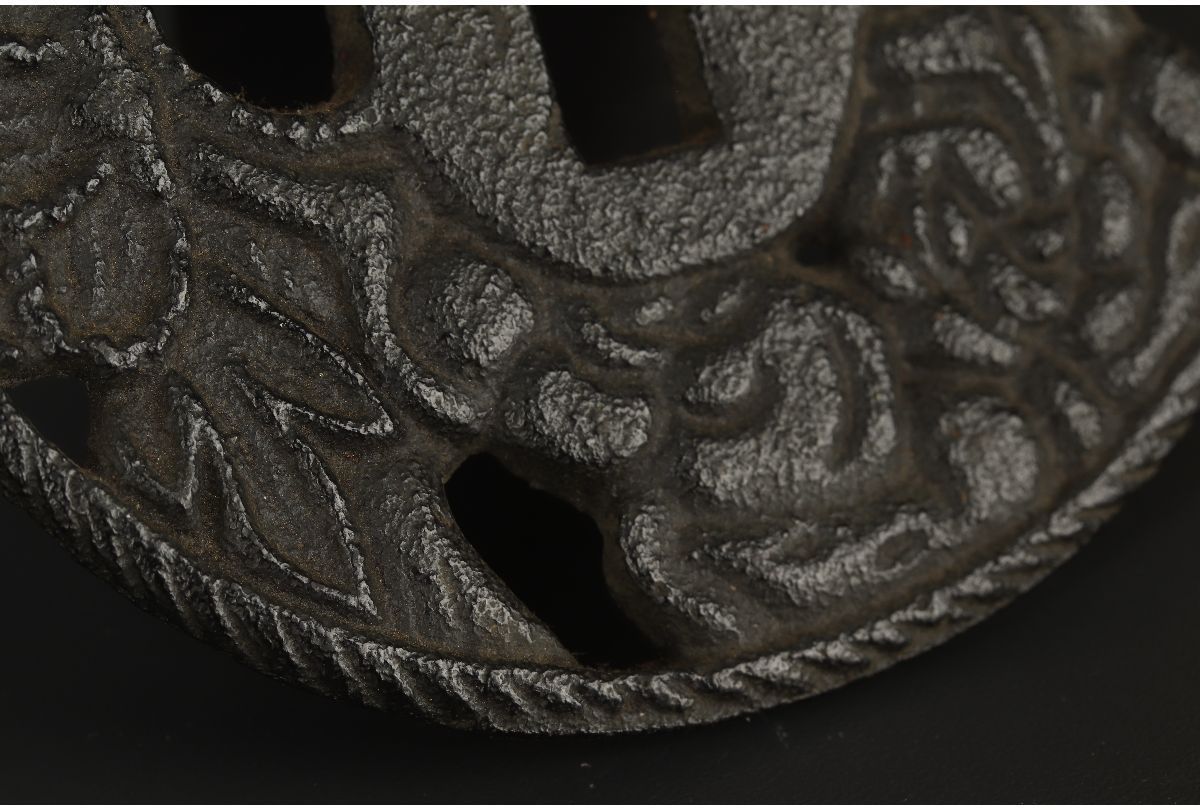 海江戸中期 大鉄鍔 唐草図 金銀象嵌 無銘 刀装具 重量約208g 専用箱