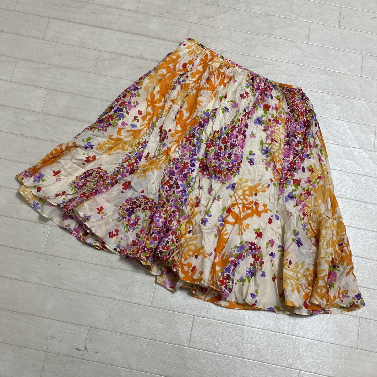 2133 Epoca エポカ スカート フレアスカート 膝丈 40 レディース ベージュ イラスト ボタニカル 花柄 スカート 売買されたオークション情報 Yahooの商品情報をアーカイブ公開 オークファン Aucfan Com