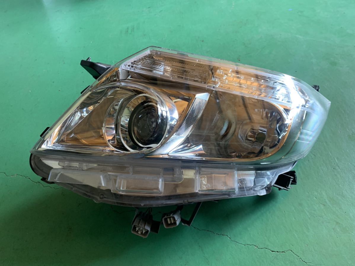 未使用品 ZRR80 エスクァイア LED右ヘッドライト H2256 未使用品 ZRR80 エスクァイア LED右ヘッドライト H2256