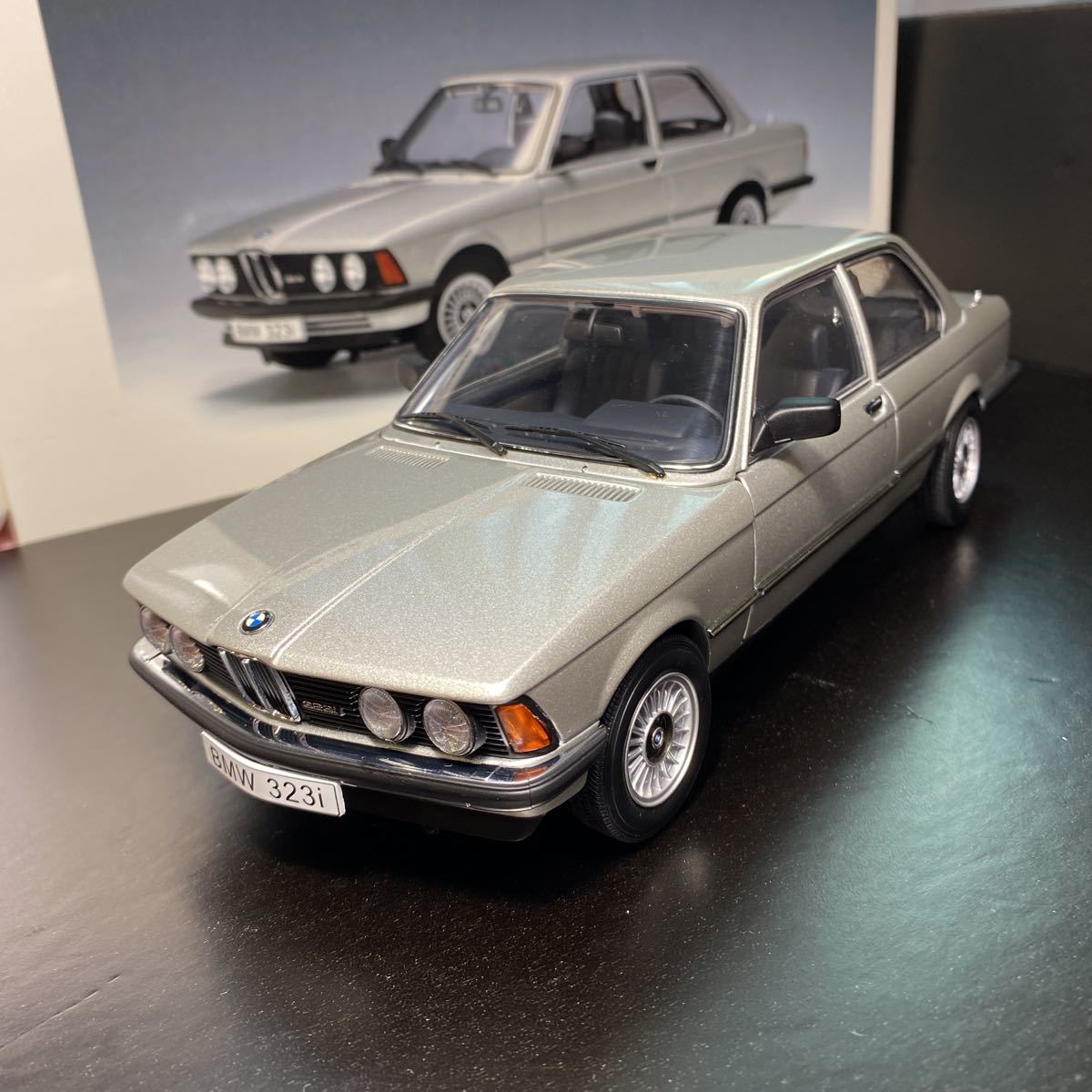 オートアート BMW 323i (1/18) BMW 323i - Boxed Die-Cast (E21)