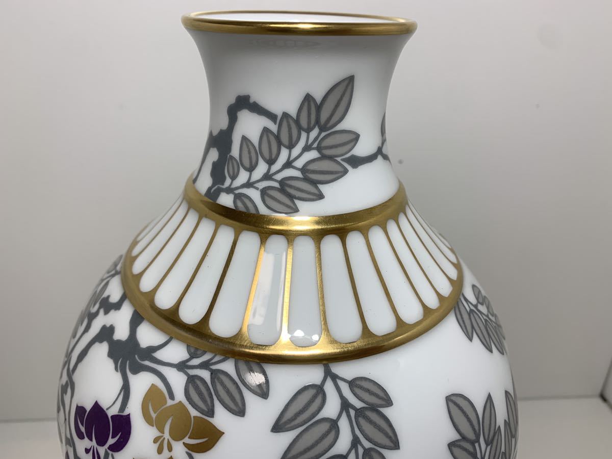 大倉陶園 OKURA 金彩色絵 藤の花 花瓶 高さ35cm 大倉陶園 「藤の花」 金彩色絵 乳白 花瓶 花器 花入 高さ35㎝ 幅18