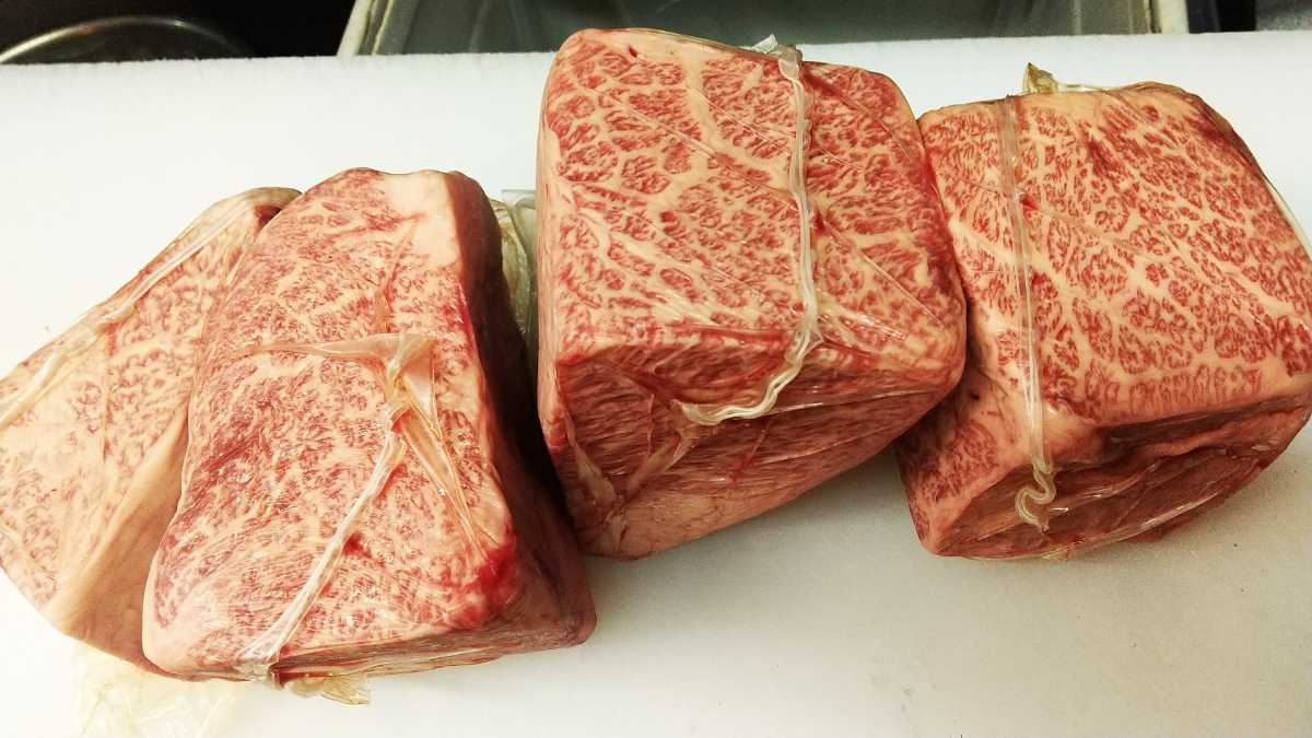激安 黒毛 和牛 特選宮崎牛 肩ロース ハネシタ、左府布団小分けグリムキ 重量 2，32キロ 真空パック BBQ 