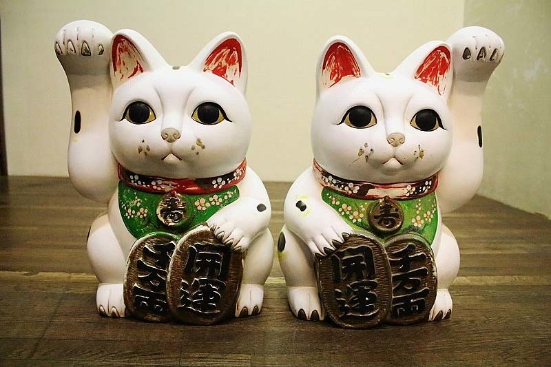 昭和レトロな招き猫左右2体大ぶり高さ43cm13号サイズ ひげ欠損 色褪せ有　★品番K1532 中古　送料別 古録展 招き猫 昭和レトロ 縁起物 2026年最新Yahoo!オークション ドル 超貴重昭和レトロアンティーク[木製台座付白黒ペア