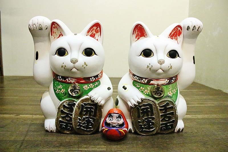 昭和レトロな招き猫左右2体大ぶり高さ43cm13号サイズ ひげ欠損 色褪せ有　★品番K1532 中古　送料別 古録展 招き猫 昭和レトロ 縁起物 2026年最新Yahoo!オークション ドル 超貴重昭和レトロアンティーク[木製台座付白黒ペア