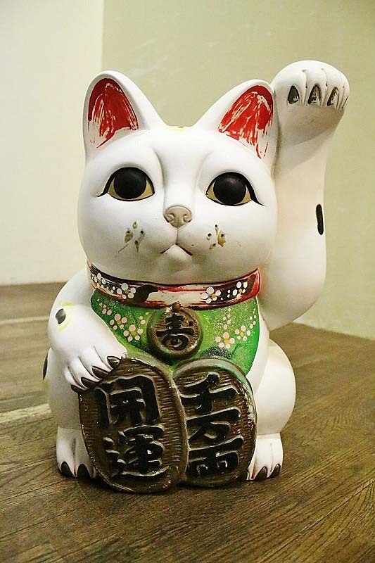 昭和レトロな招き猫左右2体大ぶり高さ43cm13号サイズ ひげ欠損 色褪せ有　★品番K1532 中古　送料別 古録展 招き猫 昭和レトロ 縁起物 2026年最新Yahoo!オークション ドル 超貴重昭和レトロアンティーク[木製台座付白黒ペア