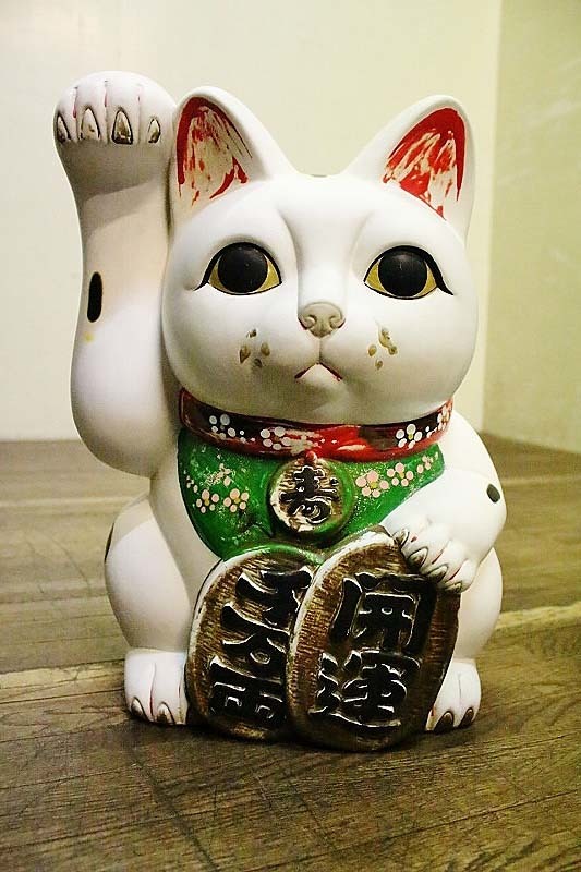 昭和レトロな招き猫左右2体大ぶり高さ43cm13号サイズ ひげ欠損 色褪せ有　★品番K1532 中古　送料別 古録展 招き猫 昭和レトロ 縁起物 2026年最新Yahoo!オークション ドル 超貴重昭和レトロアンティーク[木製台座付白黒ペア