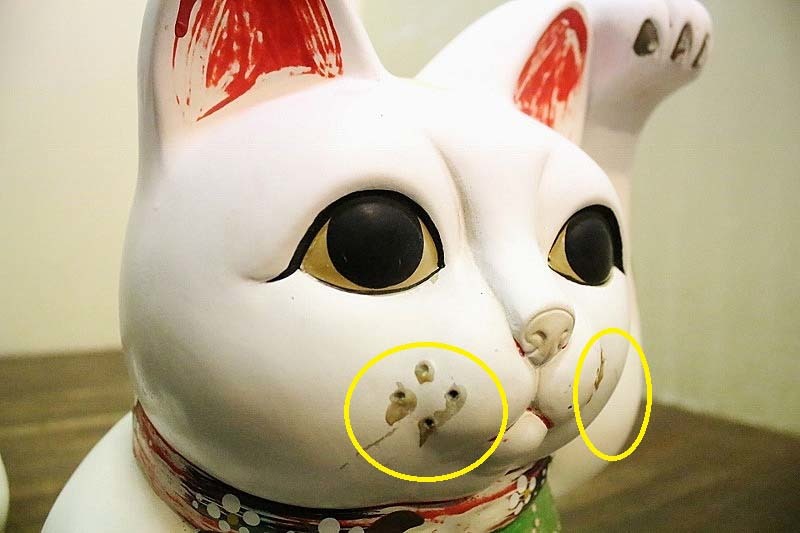 昭和レトロな招き猫左右2体大ぶり高さ43cm13号サイズ ひげ欠損 色褪せ有　★品番K1532 中古　送料別 古録展 招き猫 昭和レトロ 縁起物 2026年最新Yahoo!オークション ドル 超貴重昭和レトロアンティーク[木製台座付白黒ペア