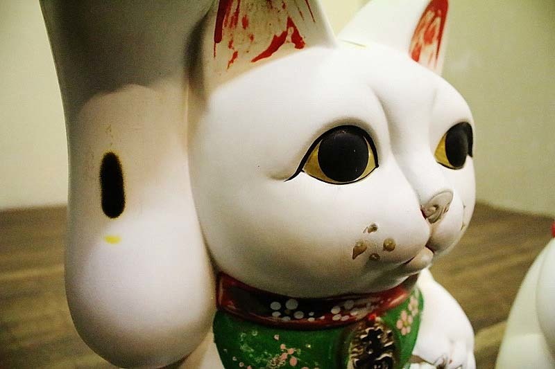 昭和レトロな招き猫左右2体大ぶり高さ43cm13号サイズ ひげ欠損 色褪せ有　★品番K1532 中古　送料別 古録展 招き猫 昭和レトロ 縁起物 2026年最新Yahoo!オークション ドル 超貴重昭和レトロアンティーク[木製台座付白黒ペア