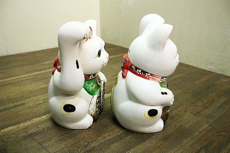 昭和レトロな招き猫左右2体大ぶり高さ43cm13号サイズ ひげ欠損 色褪せ有　★品番K1532 中古　送料別 古録展 招き猫 昭和レトロ 縁起物 2026年最新Yahoo!オークション ドル 超貴重昭和レトロアンティーク[木製台座付白黒ペア