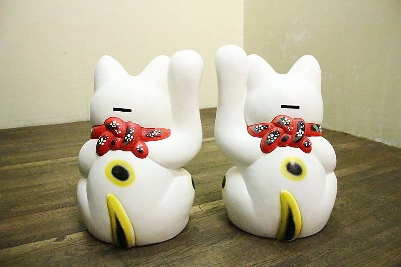 昭和レトロな招き猫左右2体大ぶり高さ43cm13号サイズ ひげ欠損 色褪せ有　★品番K1532 中古　送料別 古録展 招き猫 昭和レトロ 縁起物 2026年最新Yahoo!オークション ドル 超貴重昭和レトロアンティーク[木製台座付白黒ペア