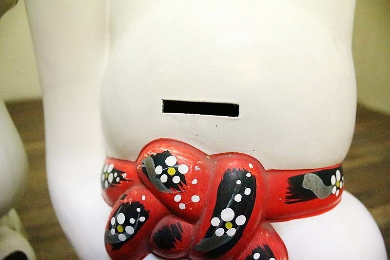 昭和レトロな招き猫左右2体大ぶり高さ43cm13号サイズ ひげ欠損 色褪せ有　★品番K1532 中古　送料別 古録展 招き猫 昭和レトロ 縁起物 2026年最新Yahoo!オークション ドル 超貴重昭和レトロアンティーク[木製台座付白黒ペア