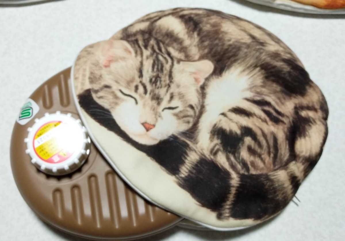 猫部発のユーモアと癒しをくれるネコグッズ6 実物チェックフェリシモ フェリシモ | FELISSIMO YOU+MORE！ひざの上でごろごろ 猫部 クッションケース 6種 猫に手を入れてあったまろう。 公式通販 丸く眠る 新品未開封 YOU＋MORE！ [幽默] [官方郵購]