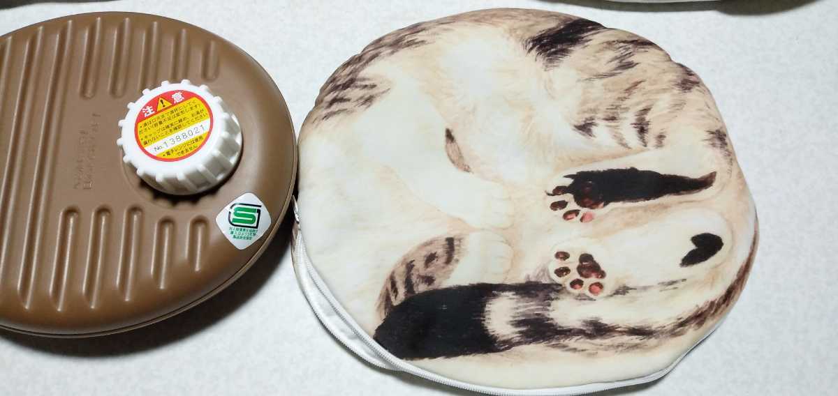 猫部発のユーモアと癒しをくれるネコグッズ6 実物チェックフェリシモ フェリシモ | FELISSIMO YOU+MORE！ひざの上でごろごろ 猫部 クッションケース 6種 猫に手を入れてあったまろう。 公式通販 丸く眠る 新品未開封 YOU＋MORE！ [幽默] [官方郵購]
