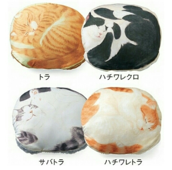 猫部発のユーモアと癒しをくれるネコグッズ6 実物チェックフェリシモ フェリシモ | FELISSIMO YOU+MORE！ひざの上でごろごろ 猫部 クッションケース 6種 猫に手を入れてあったまろう。 公式通販 丸く眠る 新品未開封 YOU＋MORE！ [幽默] [官方郵購]