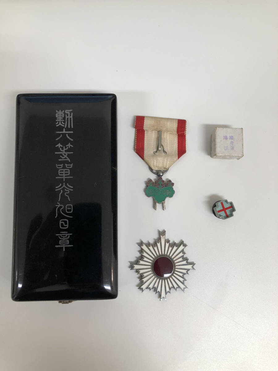 Yahoo!オークション 勲章 記章 旧日本軍 - 美品・共箱付勲六等単光旭日