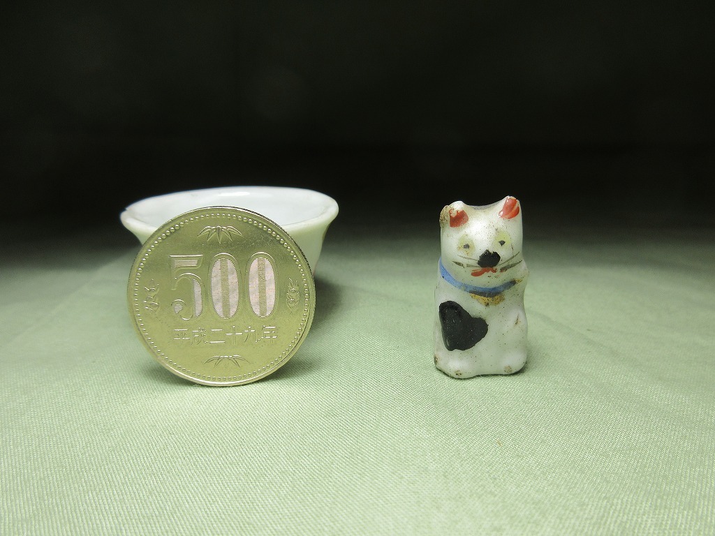 小さくて可愛い古い磁器人形】 招き猫 ミニチュア 極小 豆人形 郷土