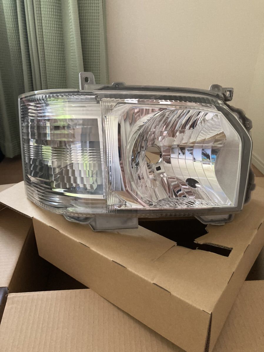 トヨタ200系ハイエース レジアスエース 純正右ヘッドライト 純正品番