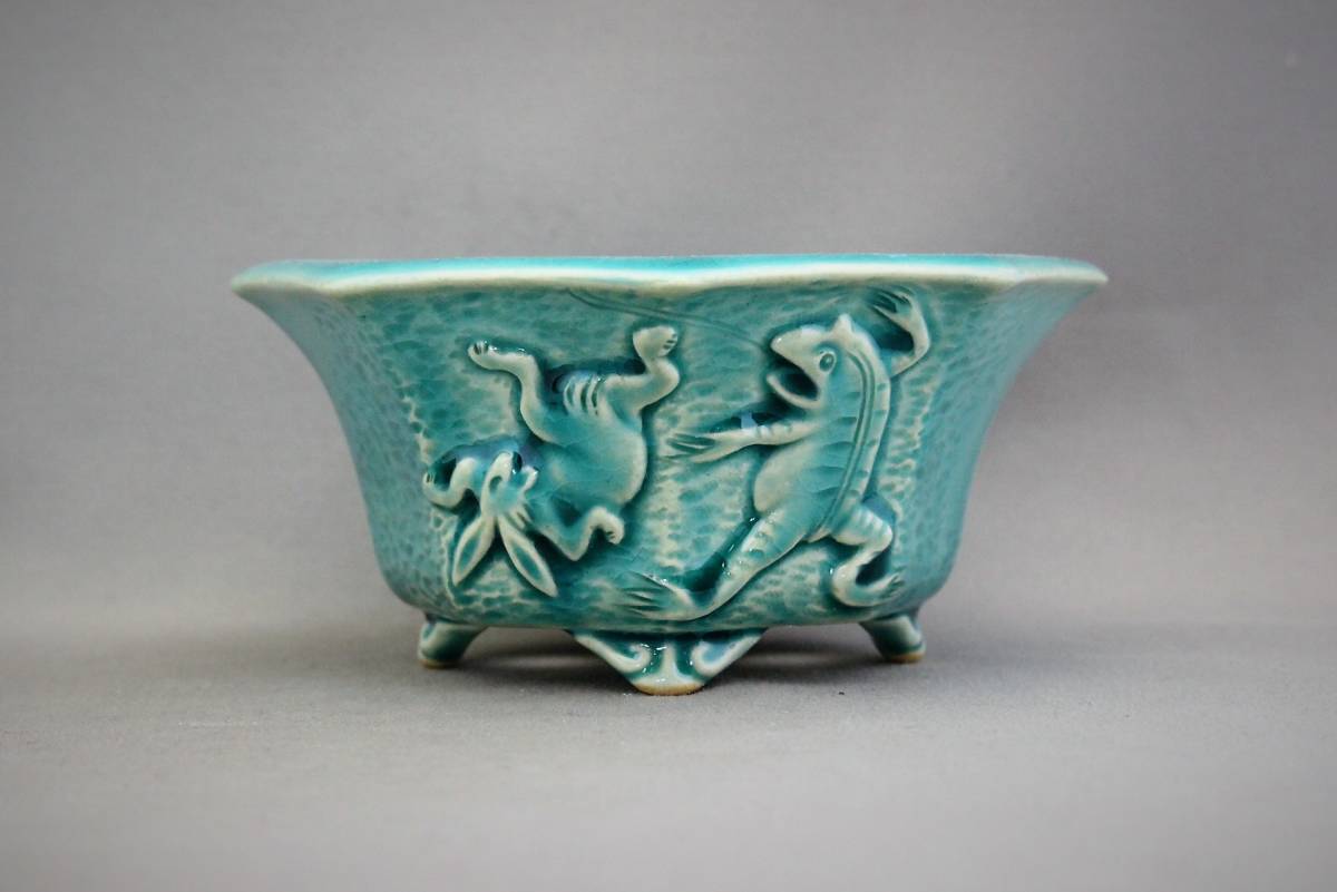 ☆盆栽小鉢【鳥獣戯画浮彫青磁釉雲足八角】雨宮忍作 巾12，8cm