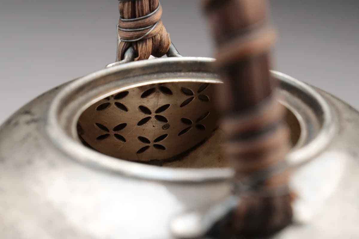 貴重な鎚起銅の手付き青海盆。表は銀。取手はありません。茶道具 製造者刻印あり CX794 【尚美堂造】昭和五年 蔓銀巻提手 純銀急須 高10cm