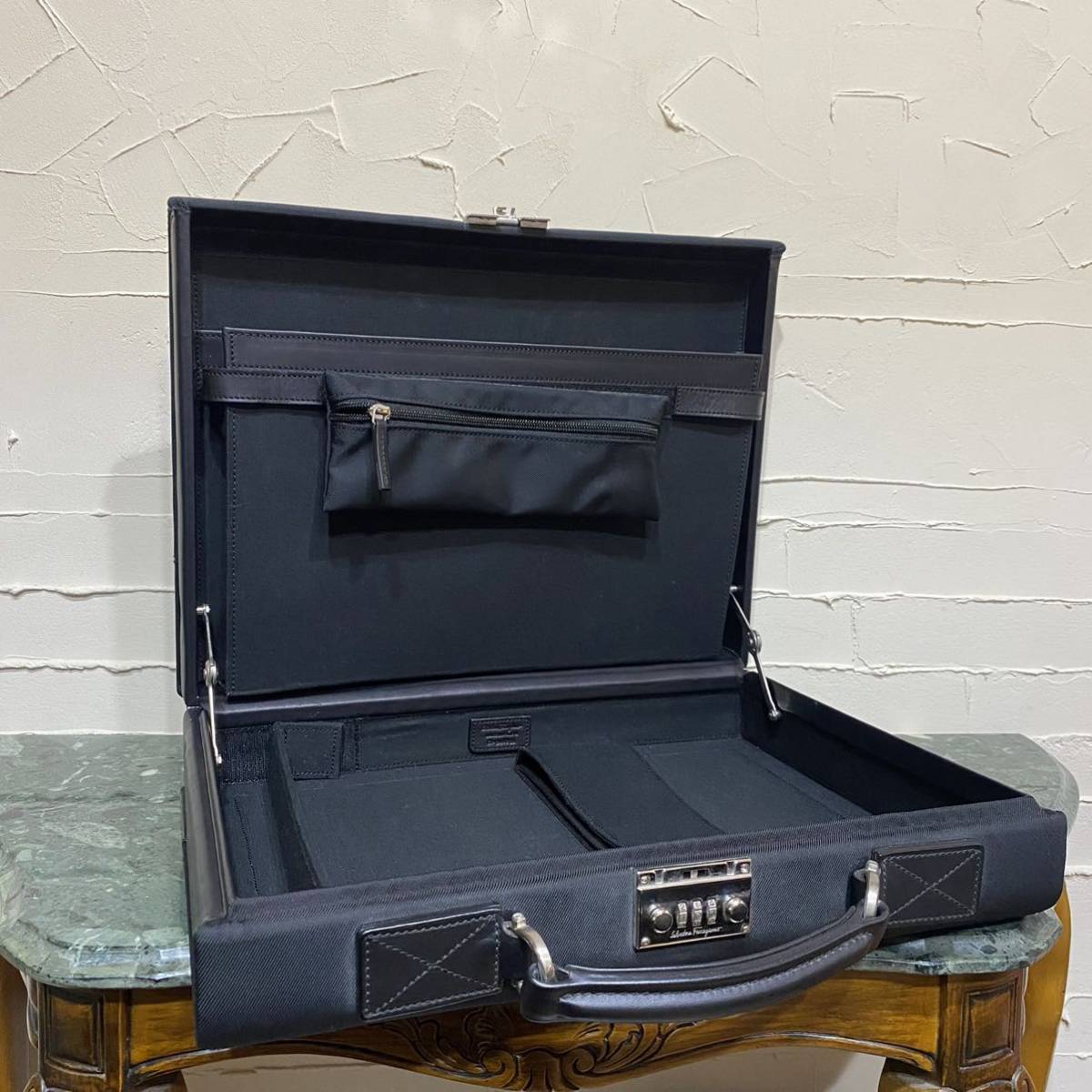 希少 良品 Salvatore ferragamo アタッシュケース ビジネスバッグ 