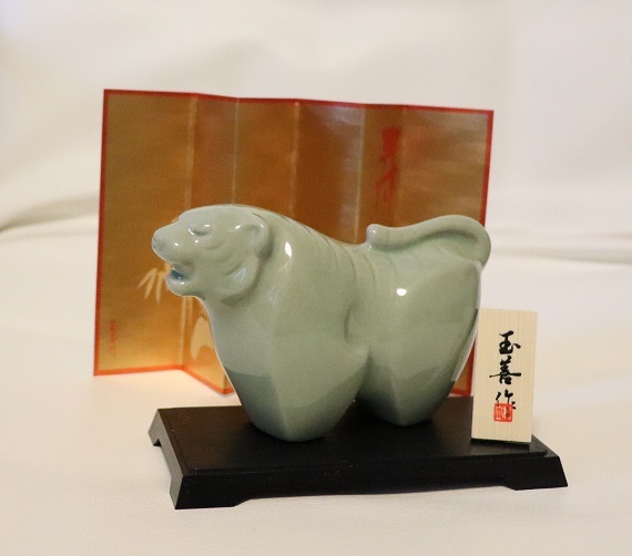 置物虎と玉