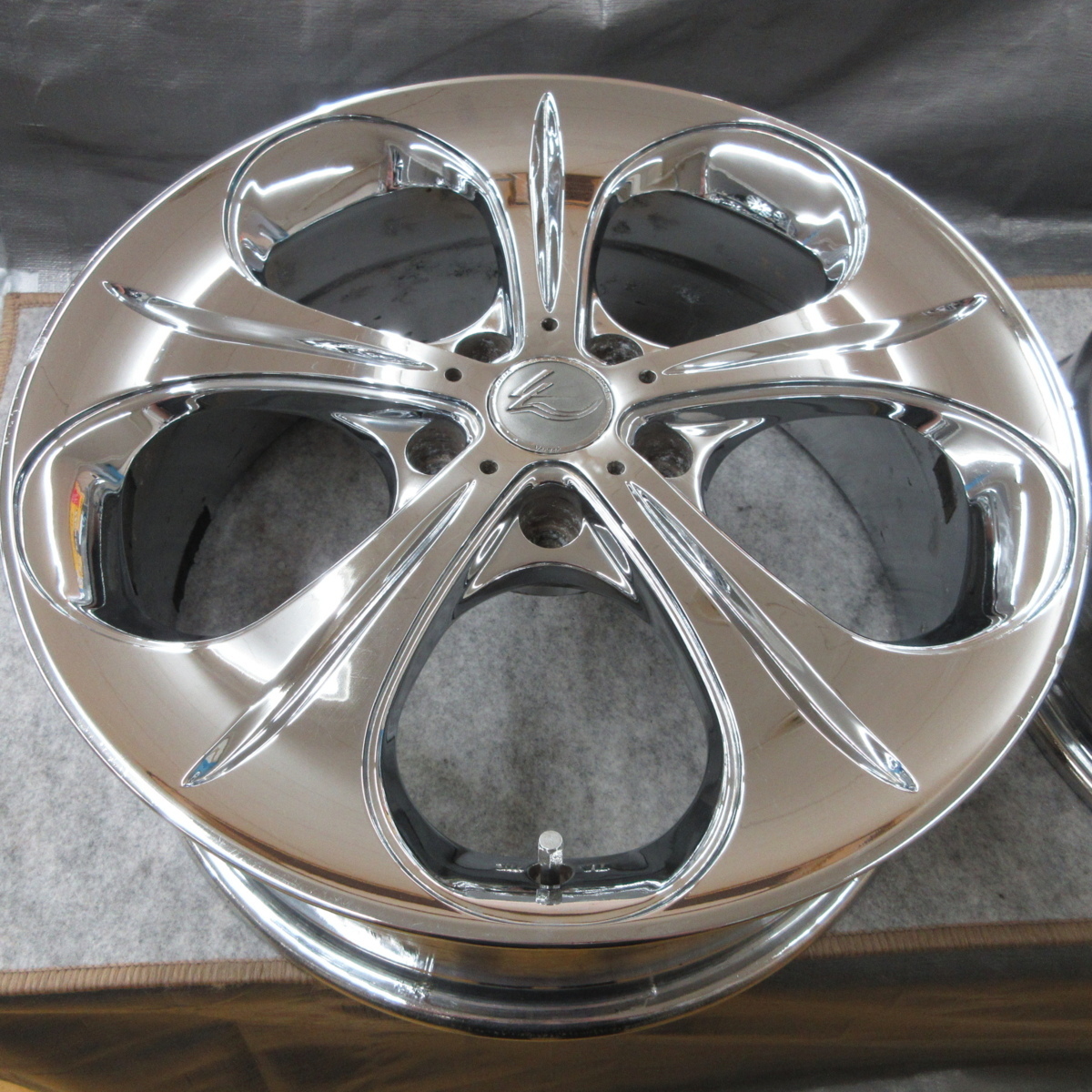□送料無料 A2□ SUZUKA BRAIN モンテカルロ VERGER LV 18×7.5J+48 5H 