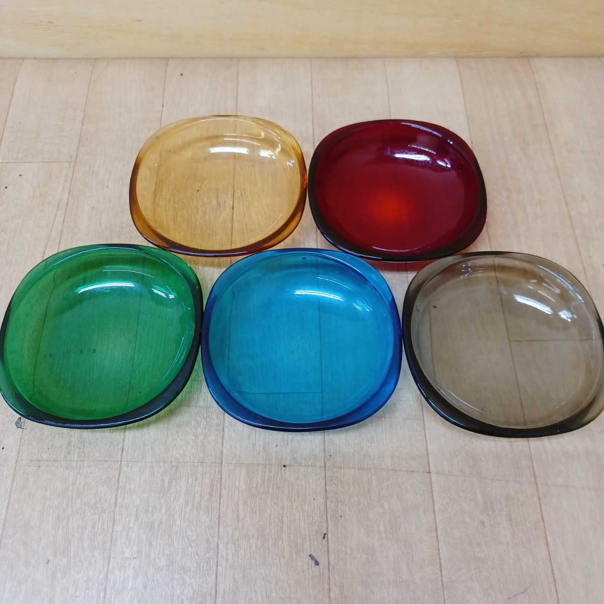 ガラスボウル5皿セット カガミクリスタル カラフル カラーボウル ガラス製 昭和レトロ アンティーク おしゃれ 古道具 古民家 食器 雑貨 サラダボウル 売買されたオークション情報 Yahooの商品情報をアーカイブ公開 オークファン Aucfan Com