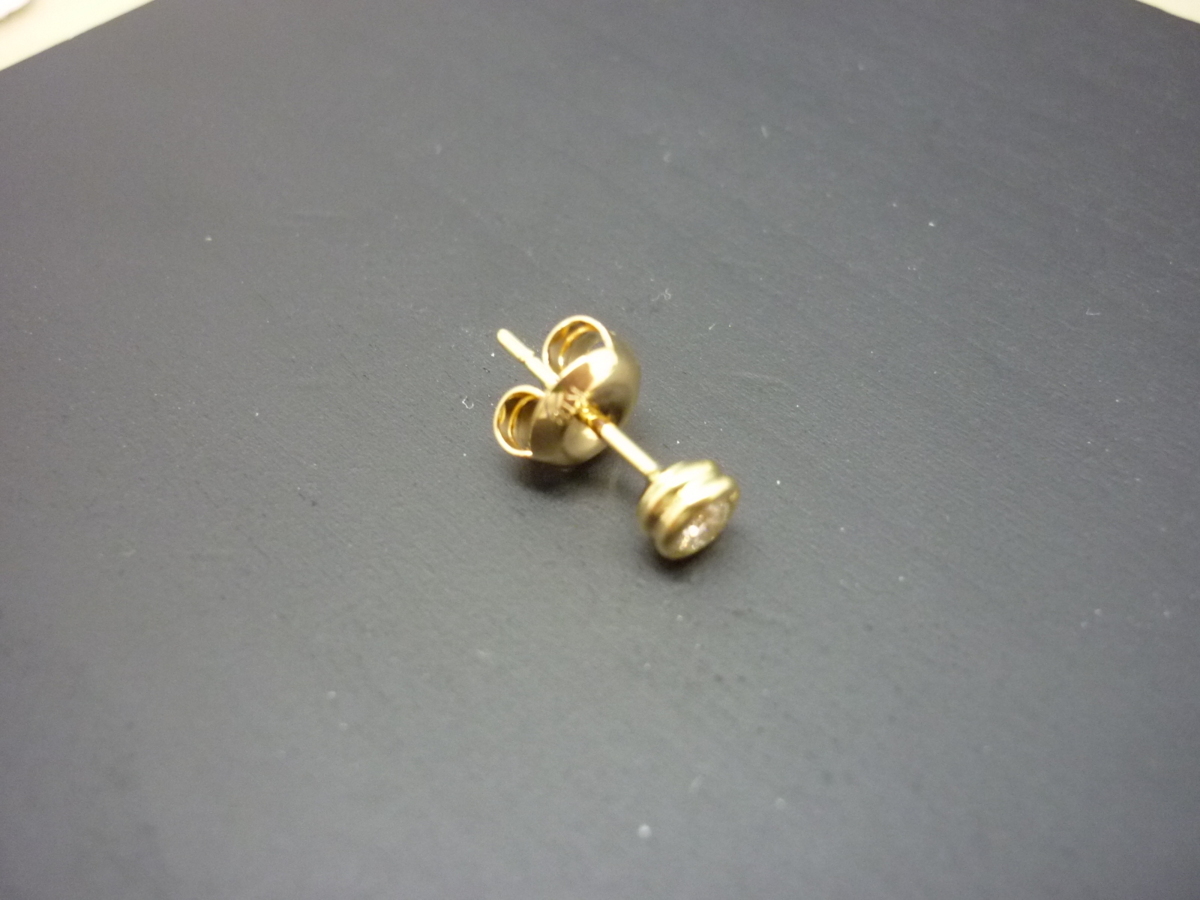9月まで 片耳イエローゴールドK18フープピアス18金 30mm×3mm 刻印有 9月まで 片耳イエローゴールドK18フープピアス18金 30mm×3mm 刻印有