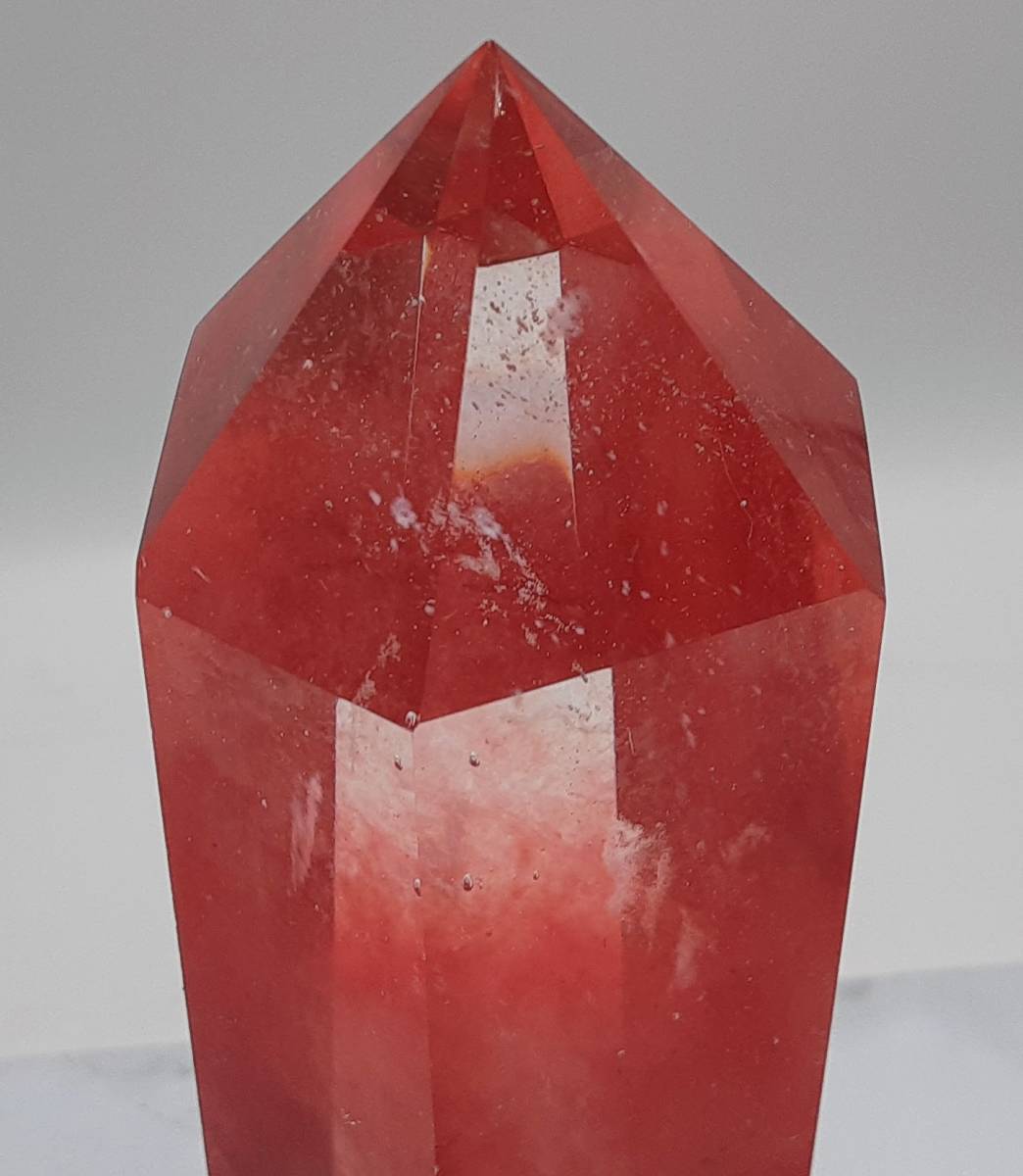 1000円☆赤水晶 約31.5cm 約2kg 六角柱☆台座付 パワーストーン レッド 